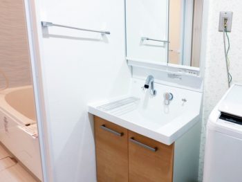 LED照明、壁出し水栓に交換して明るく、お手入れしやすい洗面になりました