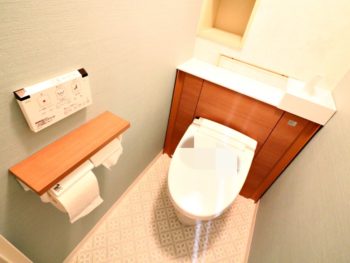 丸見えの配管を隠せて収納もついてくるキャビネット付トイレをご提案し、お好みのクロスとあわせて交換いたしました