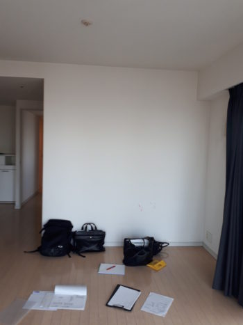 真っ白な壁に窓をつけました★