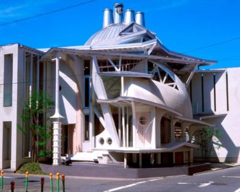 心に衝撃を受ける建物