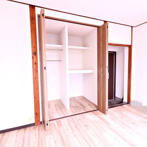 クローゼットのリフォームで扉を変えられる？扉の種類をご紹介します！