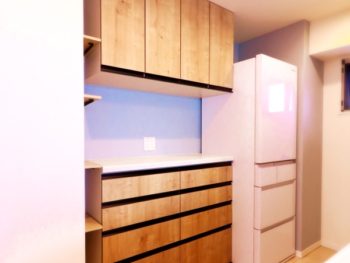 守口市　M様邸　カップボードと可動棚の取付、クロス貼替