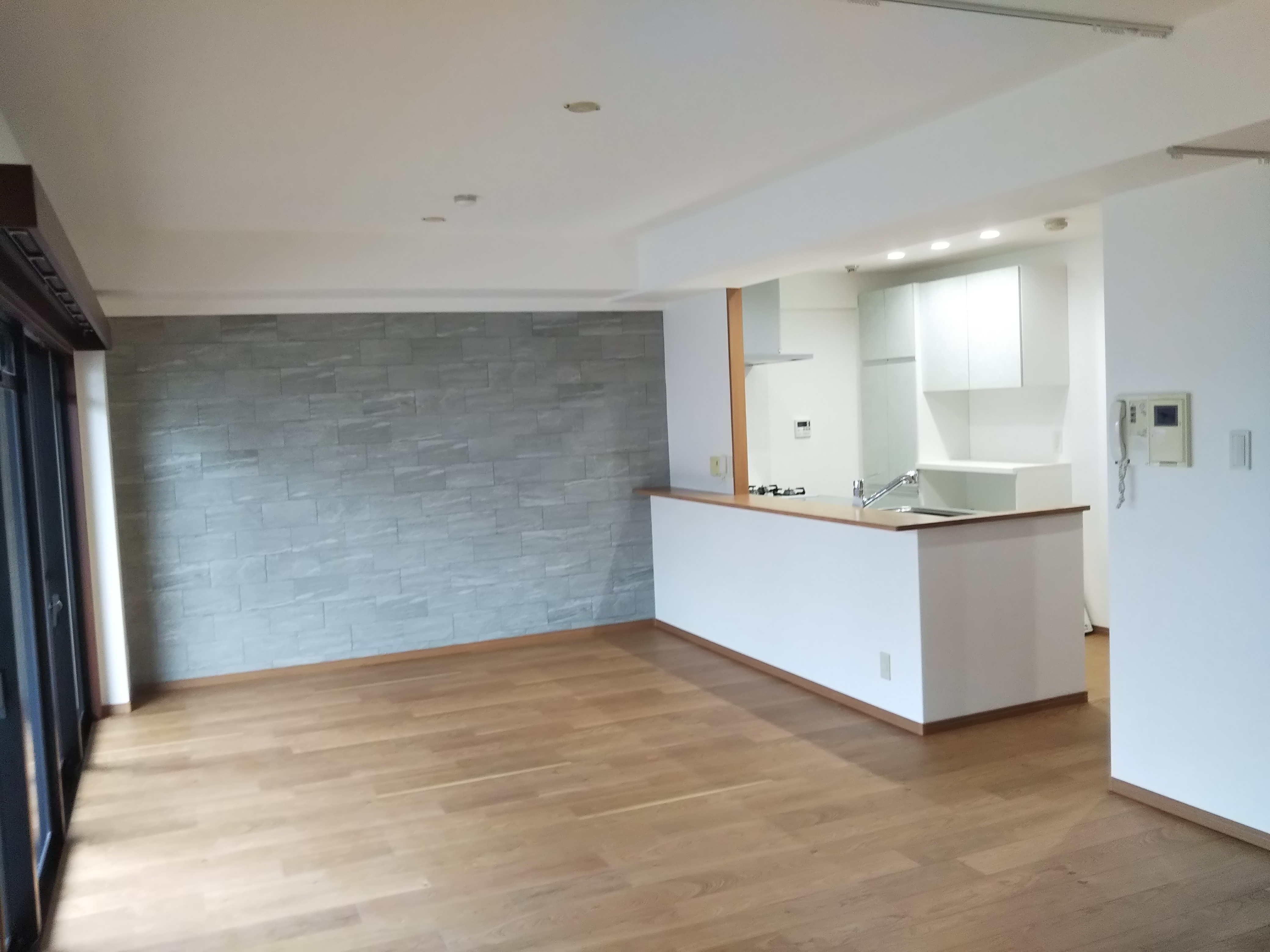 クロス張り替えのリフォームにかかる期間は？時間がかかるケースもご紹介！