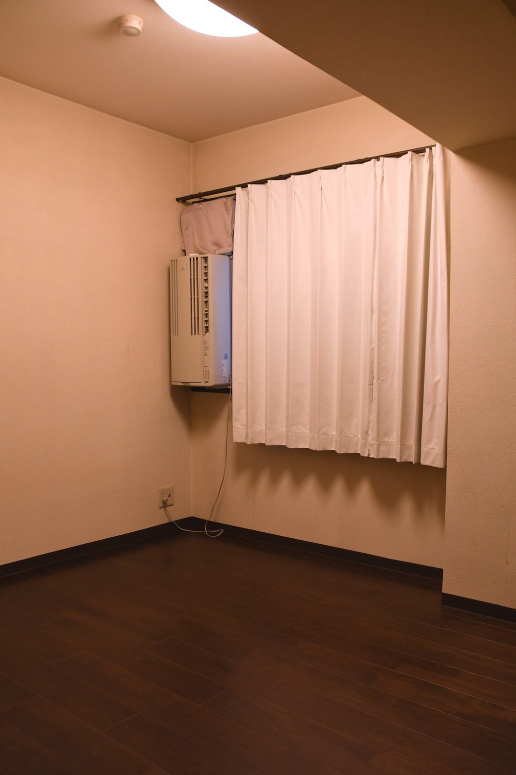 お掃除しやすいシックな床になりました★