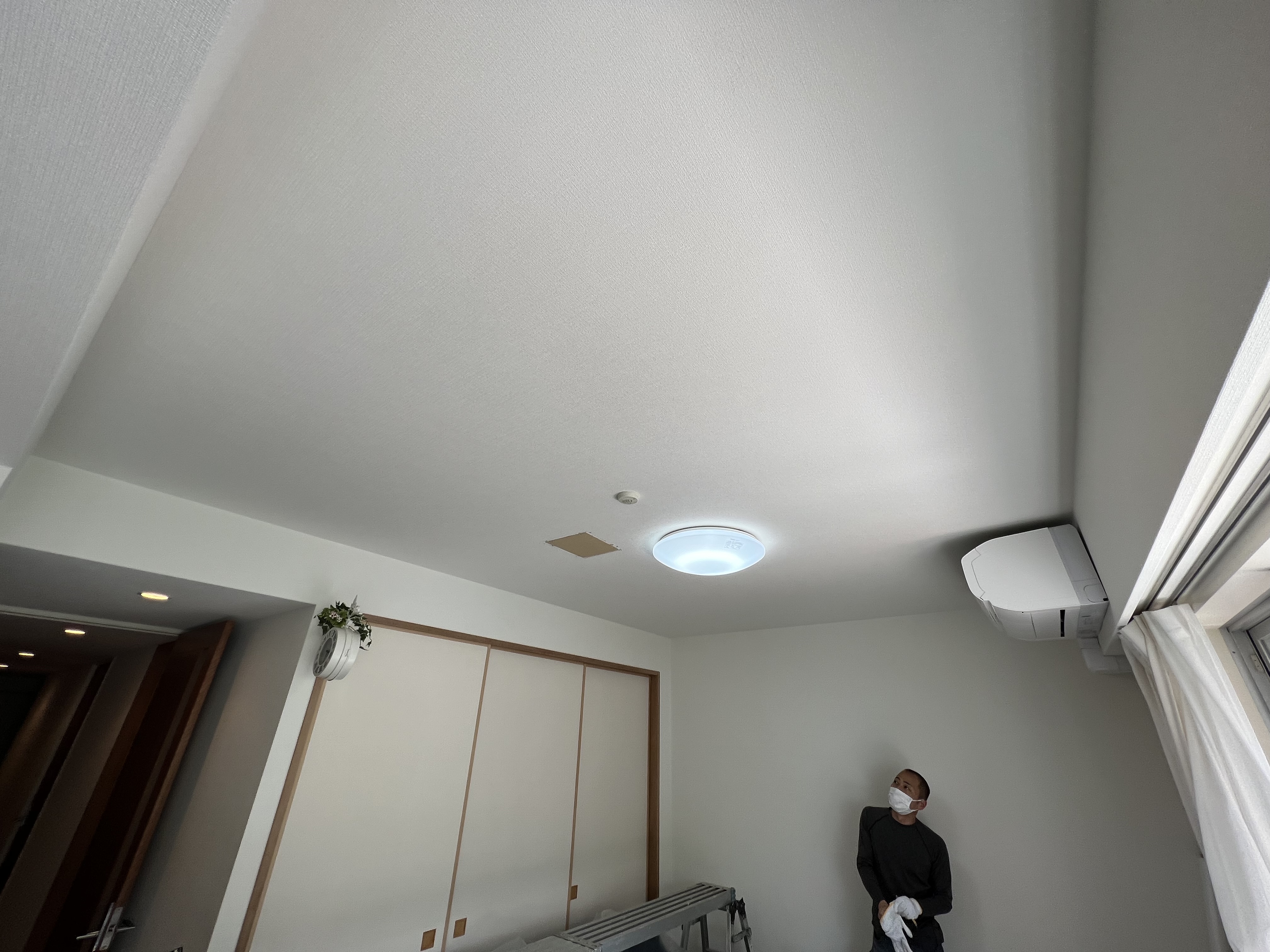 天井クロス張替えて気分もスッキリ♪