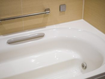 浴室の手すりは後付けできる?設置の注意点と選び方を解説